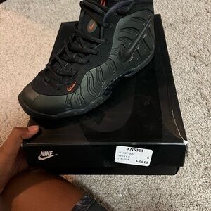 Nike Black High-Top Sneakers Sleek Design